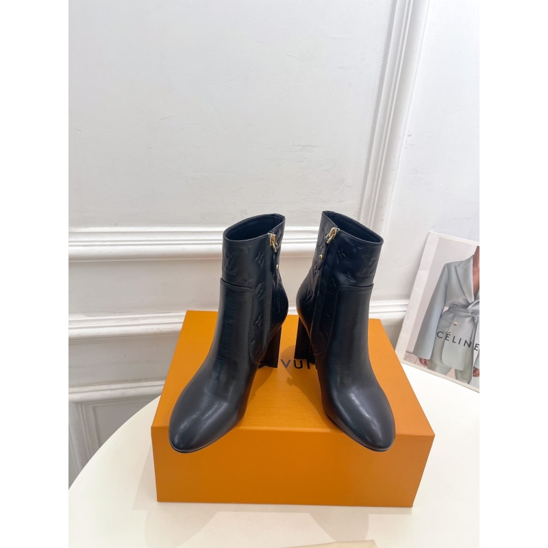 l**is V*t*n boots